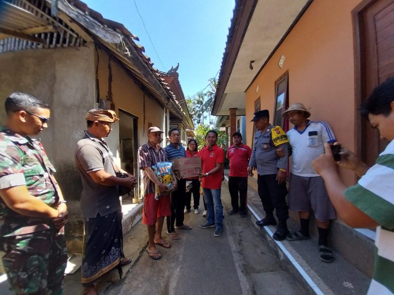 Pemkab Gianyar Salurkan Bantuan Sembako untuk Warga Miskin Ekstrem di Ubud dan Tampaksiring